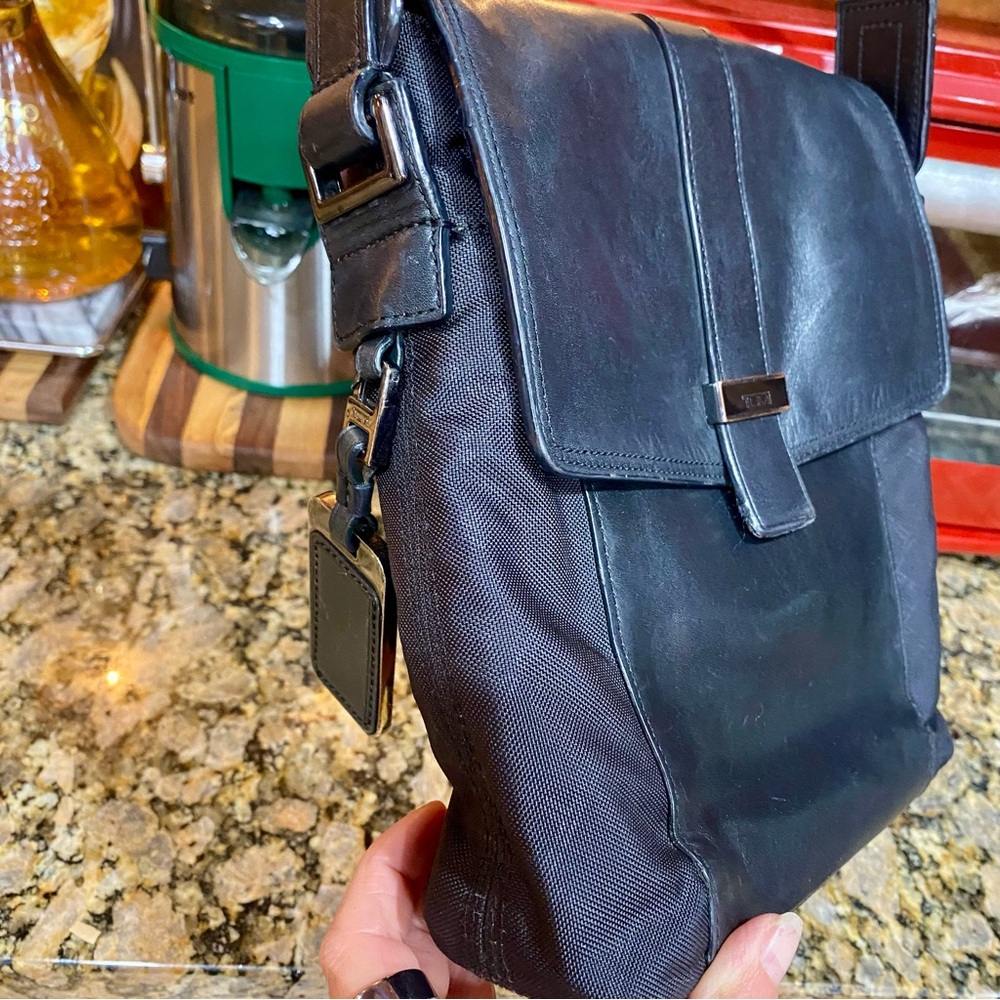 Tumi Black Leather Crossbody “ Map Bag” pre-loved , nice looking Tumi —Unisex - Picture 14 of 16